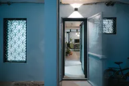 Lối vào - Cô giáo tiếng Nhật cải tạo nhà tập thể cũ an yên và thoáng mát 