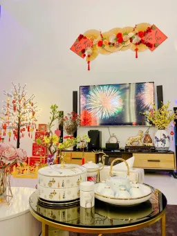 Phòng ngủ, Phòng khách - Nhà phố xây lệch tầng được chăm chút trang trí theo mùa 