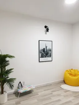 Căn hộ phong cách tối giản cùng tông trắng - đen - vàng