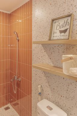 Phòng tắm - Câu chuyện tổ ấm đầu tiên màu cam cháy và xanh rêu 