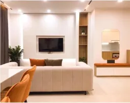 Phòng khách - Căn hộ 99m2 bố trí nội thất hợp lý với sắc cam - trắng trang nhã hiện đại 