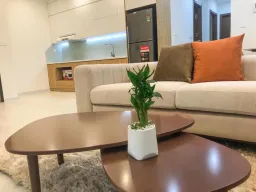 Phòng khách - Căn hộ 99m2 bố trí nội thất hợp lý với sắc cam - trắng trang nhã hiện đại 