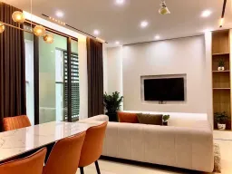 Phòng khách - Căn hộ 99m2 bố trí nội thất hợp lý với sắc cam - trắng trang nhã hiện đại 