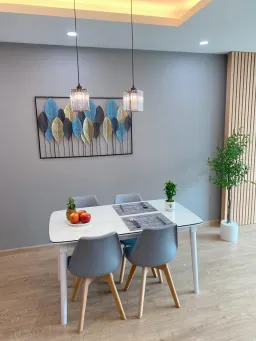 Phòng ăn - Căn hộ tông xám với phong cách đơn giản, kết hợp chất liệu gỗ ấm áp 