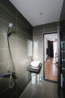 Phòng tắm - Nhà phố 80m2 xây kiểu Hiện đại, tối ưu không gian với tông màu xám - đen sang trọng 