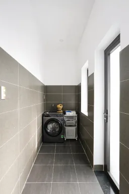 Phòng giặt - Nhà phố 80m2 xây kiểu Hiện đại, tối ưu không gian với tông màu xám - đen sang trọng 