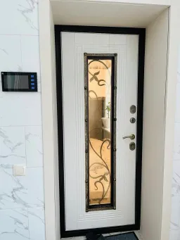 Lối vào - Tổ ấm ở Nga của vợ chồng mình: hiện đại, đơn giản giao thoa Á- Âu 