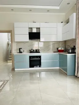 Phòng bếp, Lối vào - Tổ ấm ở Nga của vợ chồng mình: hiện đại, đơn giản giao thoa Á- Âu 
