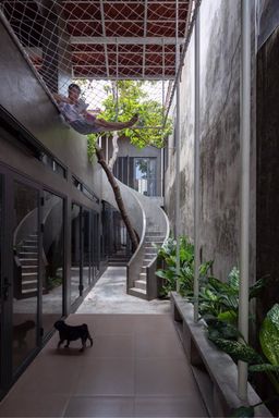 Lối vào, Cầu thang - Nhiếp ảnh gia tại Nghệ An xây nhà kiểu lạ: chỉ trát xi măng mà chi phí lại đến 800 triệu đồng 