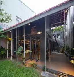 Lối vào - Nhiếp ảnh gia tại Nghệ An xây nhà kiểu lạ: chỉ trát xi măng mà chi phí lại đến 800 triệu đồng 