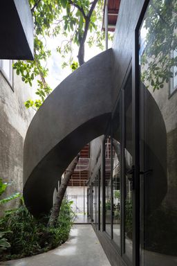 Cầu thang - Nhiếp ảnh gia tại Nghệ An xây nhà kiểu lạ: chỉ trát xi măng mà chi phí lại đến 800 triệu đồng 