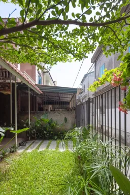 Lối vào, Sân vườn - Nhiếp ảnh gia tại Nghệ An xây nhà kiểu lạ: chỉ trát xi măng mà chi phí lại đến 800 triệu đồng 