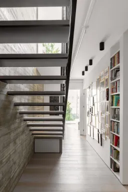 Lối vào, Cầu thang - Căn hộ duplex 180m2 tại Israel với kết cấu “đảo ngược” độc đáo 