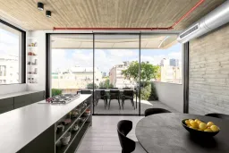 Phòng ăn - Căn hộ duplex 180m2 tại Israel với kết cấu “đảo ngược” độc đáo 
