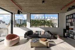 Phòng khách, Phòng giải trí - Căn hộ duplex 180m2 tại Israel với kết cấu “đảo ngược” độc đáo 