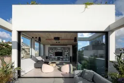 Phòng khách - Căn hộ duplex 180m2 tại Israel với kết cấu “đảo ngược” độc đáo 