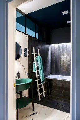 Phòng tắm - Căn hộ 62㎡ mang vẻ đẹp sang trọng, lộng lẫy với màu xanh lá đậm cổ điển  