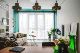 Phòng khách - Căn hộ 62㎡ mang vẻ đẹp sang trọng, lộng lẫy với màu xanh lá đậm cổ điển  