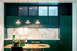 Phòng bếp - Căn hộ 62㎡ mang vẻ đẹp sang trọng, lộng lẫy với màu xanh lá đậm cổ điển  