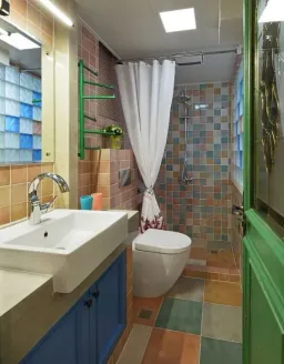 Phòng tắm - Tổ ấm 60m2 của gia đình 5 người trang trí màu xanh đỏ phối hợp nhiều phong cách độc đáo 