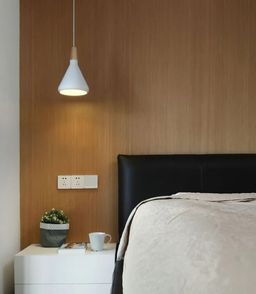 Phòng ngủ - Căn hộ tinh tế, trang nhã với tông màu trắng - đen - nâu gỗ của một nghệ sỹ 