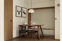 Phòng ăn - Căn hộ tinh tế, trang nhã với tông màu trắng - đen - nâu gỗ của một nghệ sỹ 