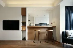 Phòng bếp - Căn hộ tinh tế, trang nhã với tông màu trắng - đen - nâu gỗ của một nghệ sỹ 