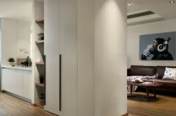 Lối vào - Căn hộ tinh tế, trang nhã với tông màu trắng - đen - nâu gỗ của một nghệ sỹ 