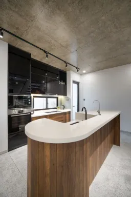 Phòng bếp - Ngôi nhà 100m2 mái lam gỗ cách tân mát mẻ quanh năm tại Đà Nẵng 