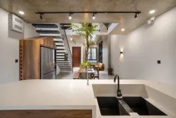 Phòng bếp - Ngôi nhà 100m2 mái lam gỗ cách tân mát mẻ quanh năm tại Đà Nẵng 