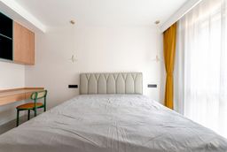 Phòng ngủ - Tổ ấm đơn giản kiểu Scandinavian với màu gỗ và cam cháy ấm áp 