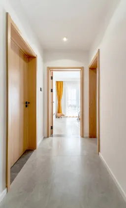 Lô gia - Tổ ấm đơn giản kiểu Scandinavian với màu gỗ và cam cháy ấm áp 
