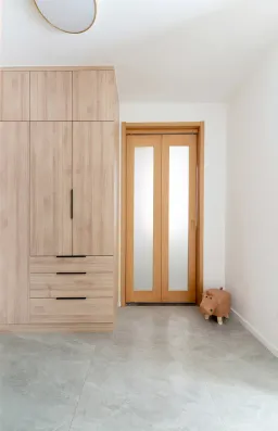 Phòng ngủ - Tổ ấm đơn giản kiểu Scandinavian với màu gỗ và cam cháy ấm áp 