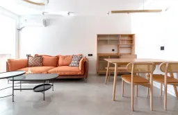 Phòng khách - Tổ ấm đơn giản kiểu Scandinavian với màu gỗ và cam cháy ấm áp 