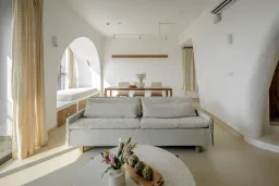 Phòng khách - Ngôi nhà với những bức tường cong độc đáo 