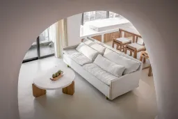 Phòng khách - Ngôi nhà với những bức tường cong độc đáo 