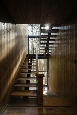 Cầu thang - Ấn tượng với biệt thự thơ mộng giữa rừng thông Đà lạt 