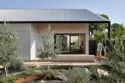 Mặt tiền - Căn nhà bằng kính với thiết kế kiểu Minimalist - Nordic kết nối thiên nhiên 