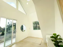 Phòng khách - Hơn 300 triệu để có một ngôi nhà gác lửng màu trắng 2 phòng ngủ tiện nghi 