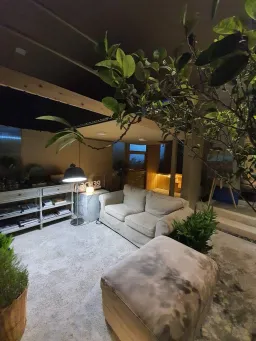 Sân vườn - Căn nhà nhỏ kiểu Nhật làm nội thất bằng gỗ sồi tự nhiên  
