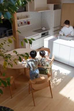 Phòng bếp - House in Kyoto: Thiết kế mở cho sự gắn kết với con cái 
