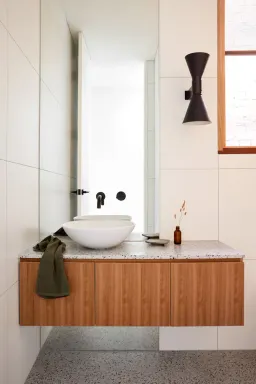 Phòng tắm - Ngôi nhà "không có tường" kết nối với thiên nhiên của đôi vợ chồng kỹ sư 