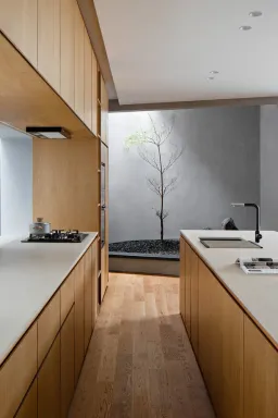 Phòng bếp - “MDJ House”: nhà 2 tầng 400m2 kết hợp gỗ và bê tông kết cấu lệch tầng độc lạ 
