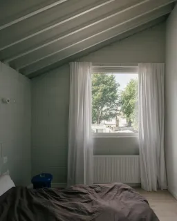 Phòng ngủ - Ngôi nhà màu trắng với cửa kính thông suốt ẩn nấp trong khu vườn hoa dại 
