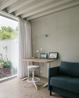 Phòng làm việc - Ngôi nhà màu trắng với cửa kính thông suốt ẩn nấp trong khu vườn hoa dại 