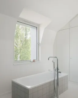 Phòng tắm - Ngôi nhà màu trắng với cửa kính thông suốt ẩn nấp trong khu vườn hoa dại 