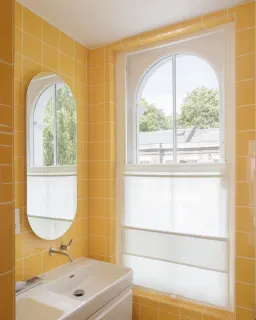 Phòng tắm - Ngôi nhà màu trắng với cửa kính thông suốt ẩn nấp trong khu vườn hoa dại 