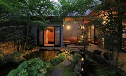 Sân vườn - Thiết kế ngôi nhà ôm lấy thiên nhiên với 3 sân trong để điều hòa không khí 