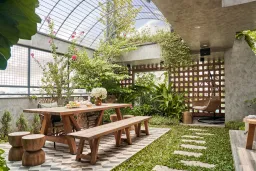 Sân vườn - Nhà YOGA với thiết kế 25.000 viên gạch để cung cấp đủ lượng “thở” cho gia đình 
 