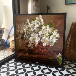 (New) Tranh in bình hoa dạng sơn dầu, kích thước 60x60cm, đủ khung và đinh treo